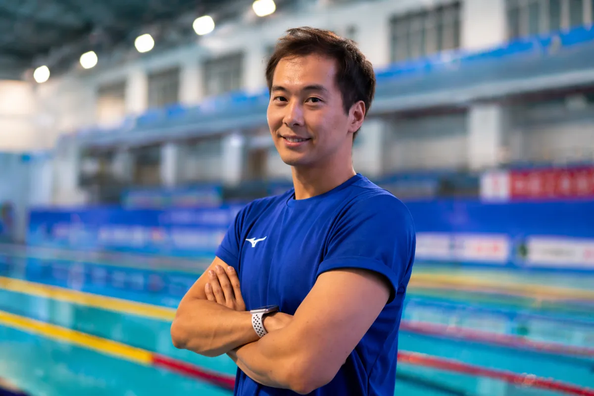 プールサイドに立つ Fin-D Swim School チーフコーチ 関野義秀