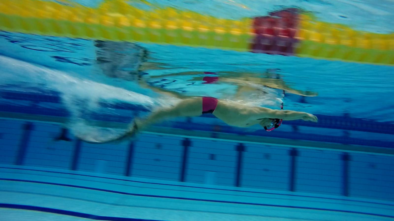 プールの水中を進むフィンスイマーを横から捉えた写真